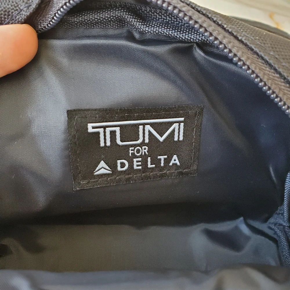 Tumi For Delta One Amenity Travel Dopp Kit Shaving Cosmetic Bag Toiletries Socks